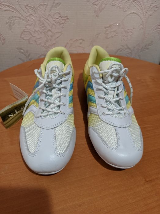 Кросівки дівочі, жіночі