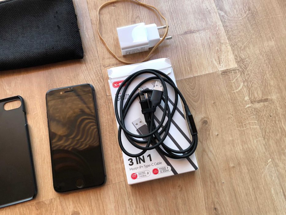 Apple iPhone 8 + box, etui, ładowarka, zestaw kabli