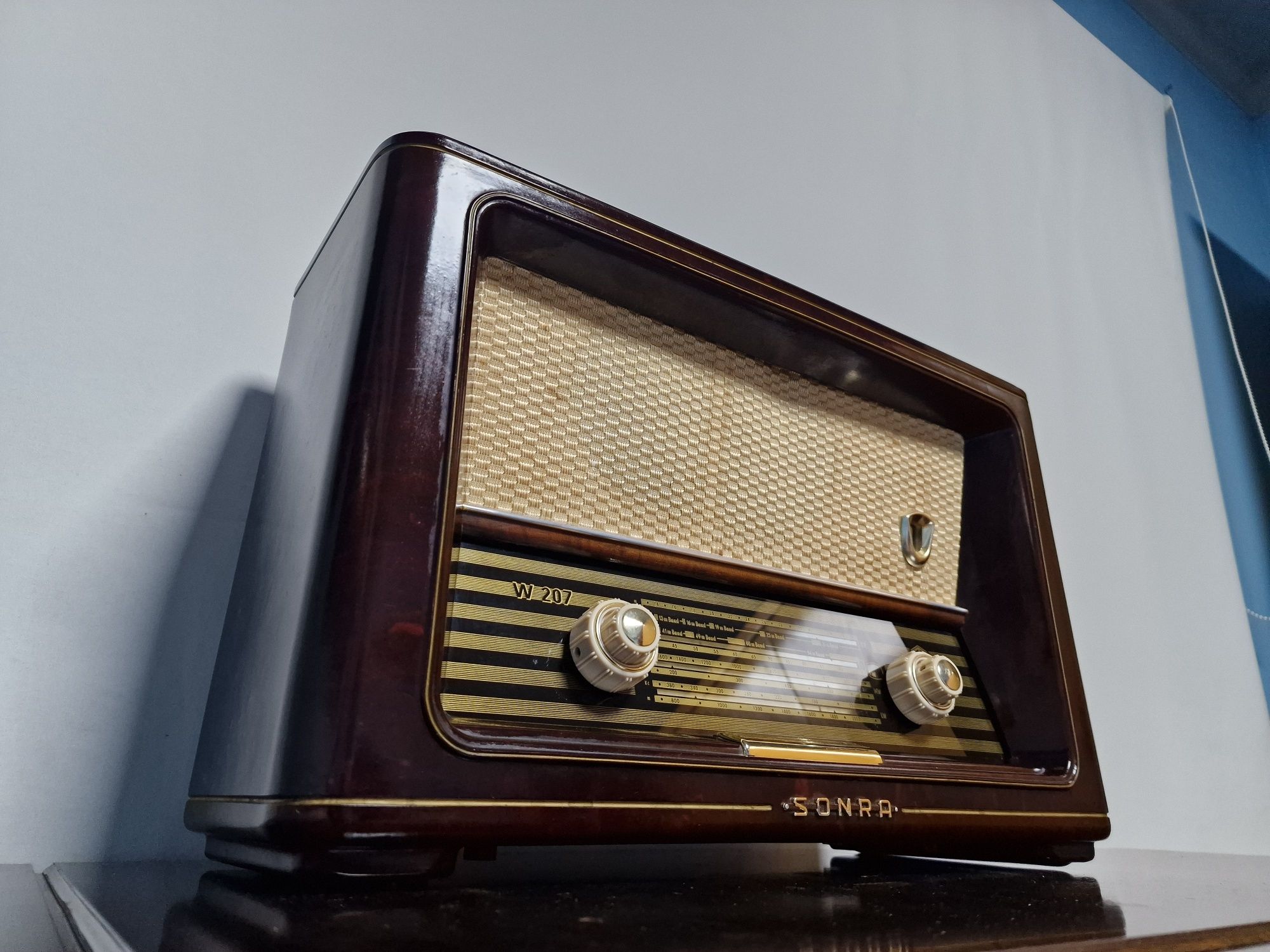 Rádio antigo reparado R-F-T