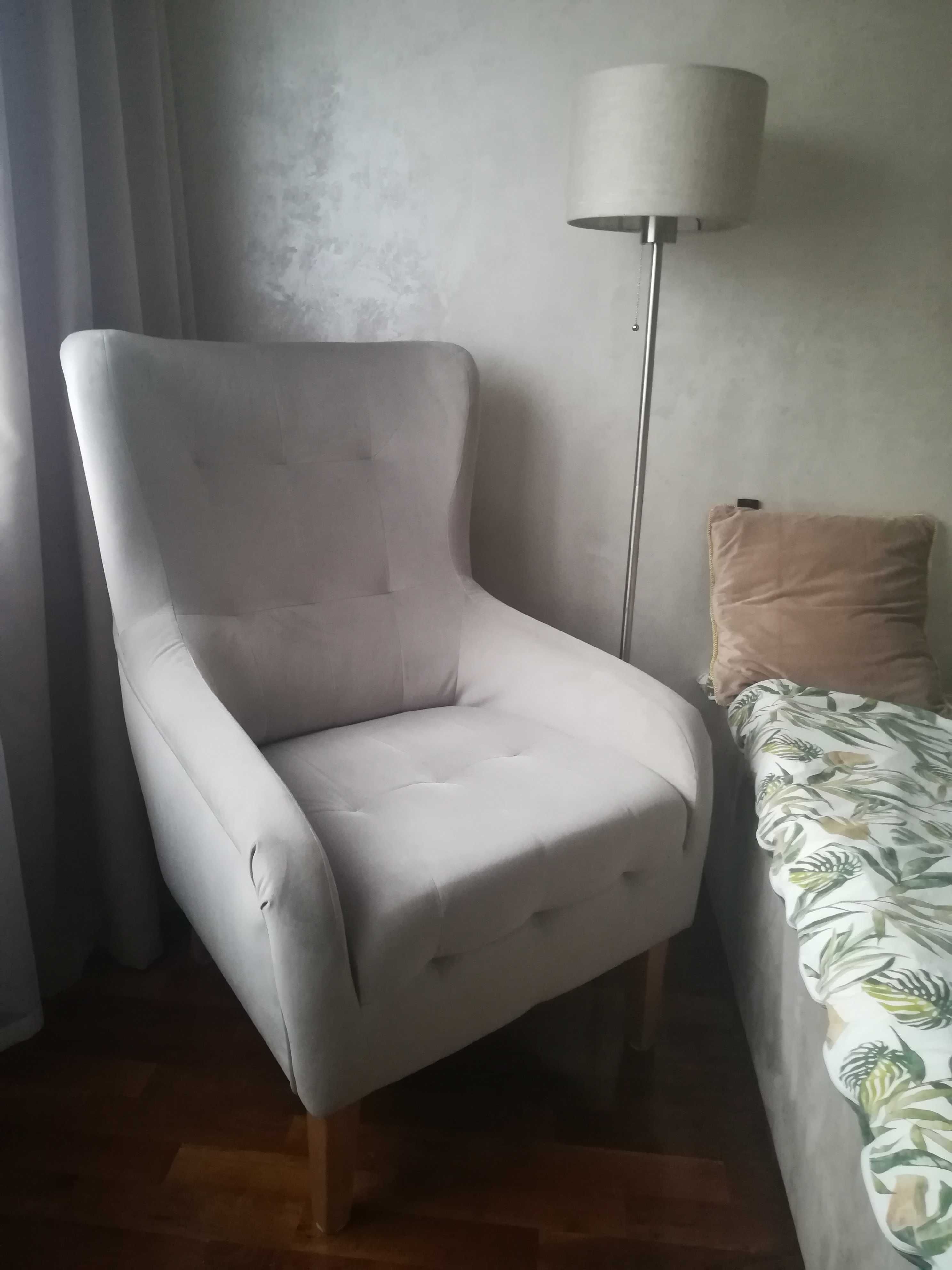 Fotel wypoczynkowy szary z nocną lampą