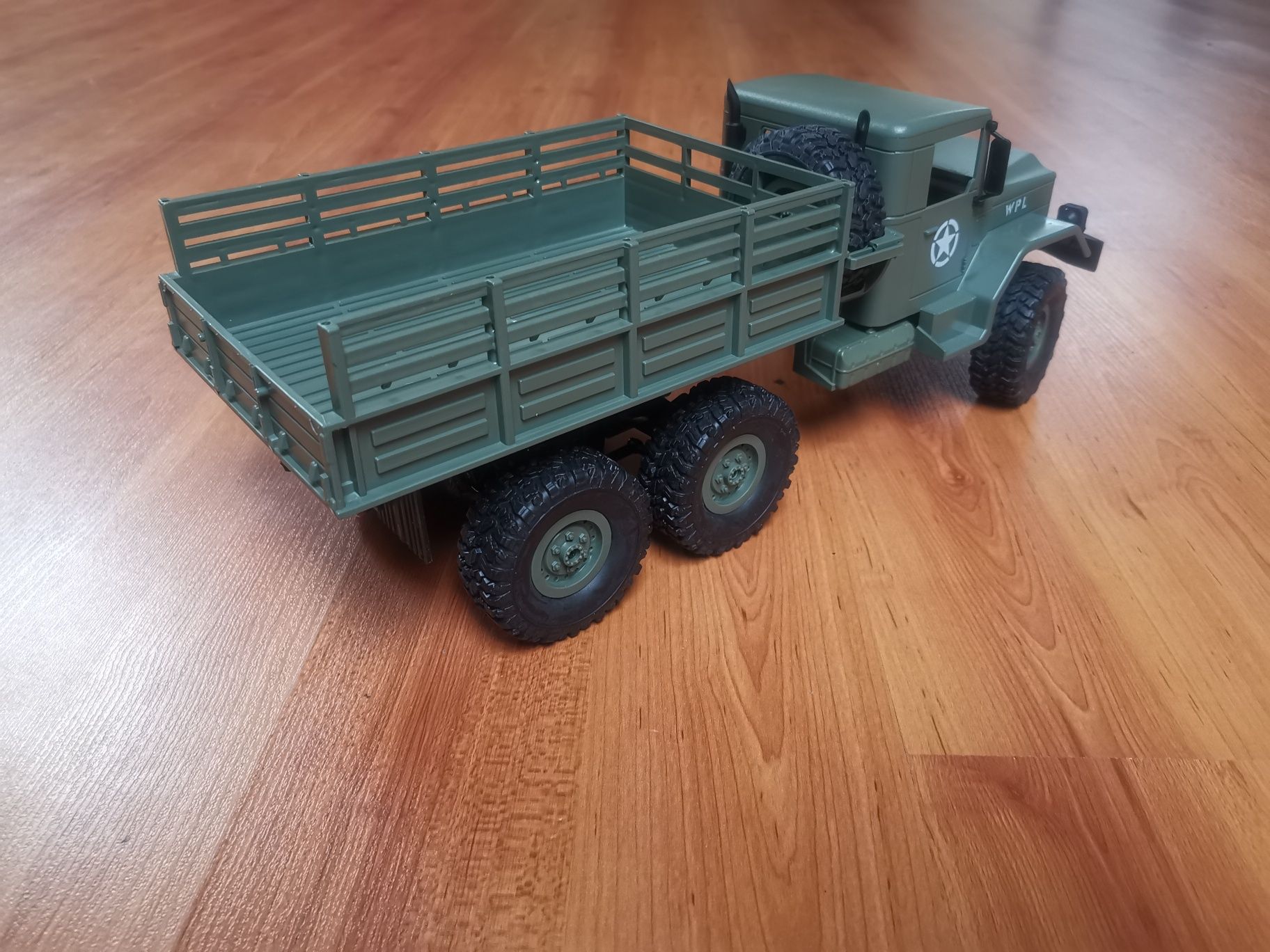 Camião Militar RC WPL B16 6x6 Crawler 1:16 RTR Dodge M35A2 2.4Ghz