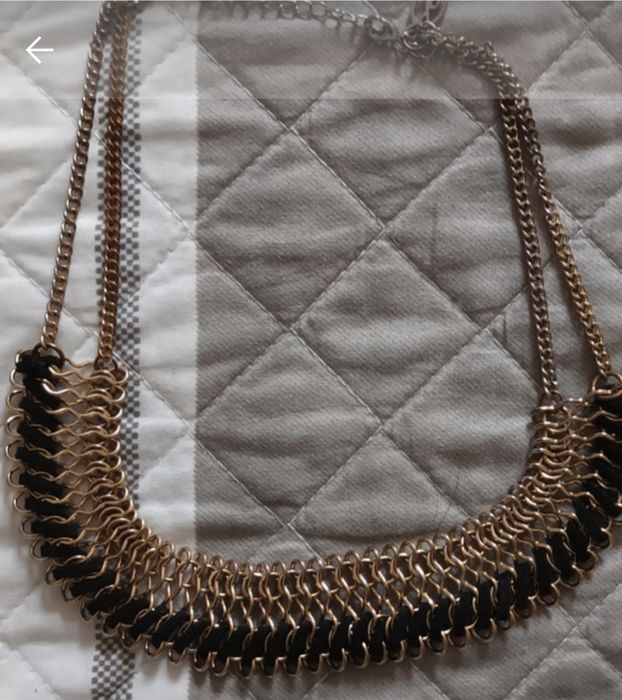 Colar dourado e preto