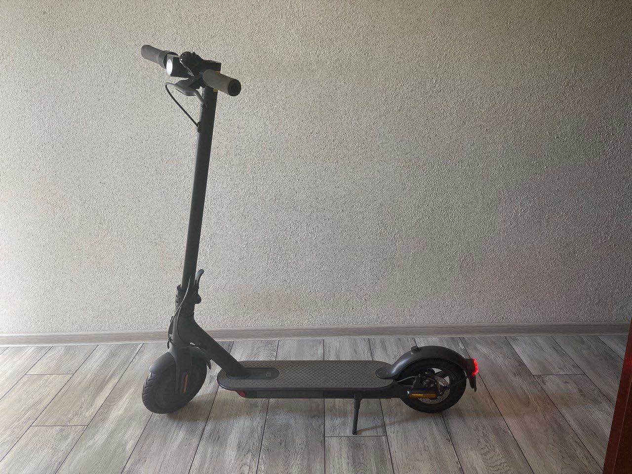 Електросамокат Xiaomi Mi Electric Scooter Essential