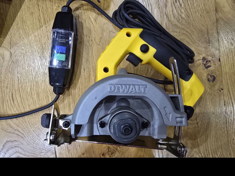 DeWalt DWC410 Przecinarka ręczna do płytek na mokro 110mm