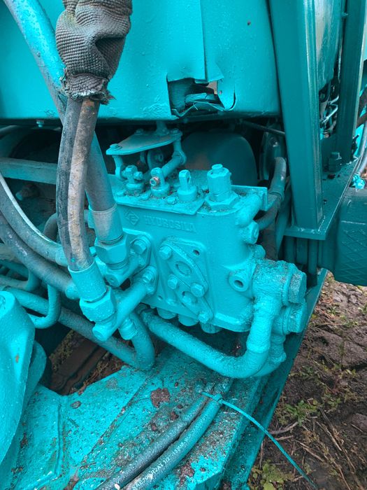 Ескаватор юмз на повному ходу стоїть стартер