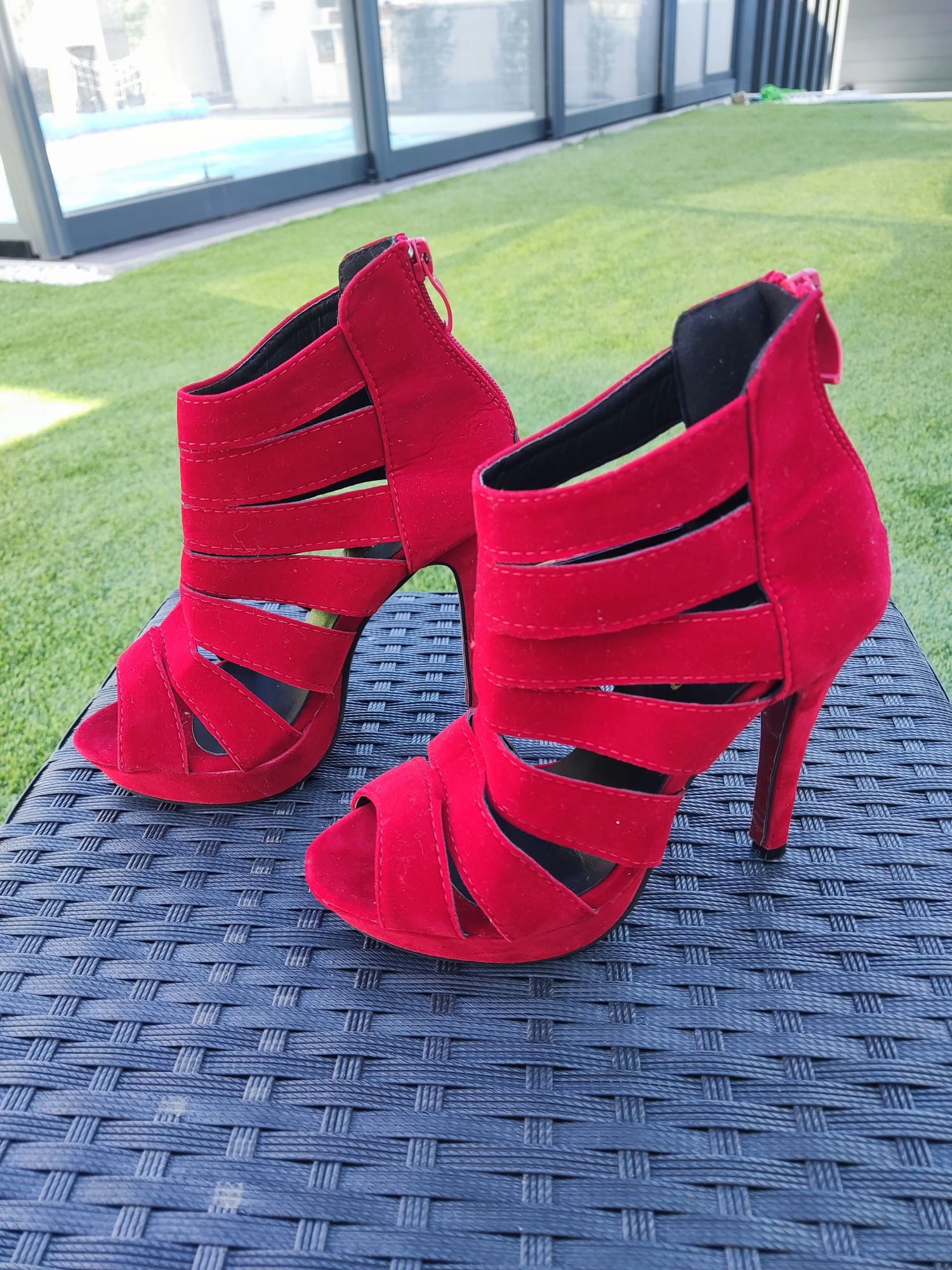 Botins estilo Romano Vermelho Shein tamanho 35