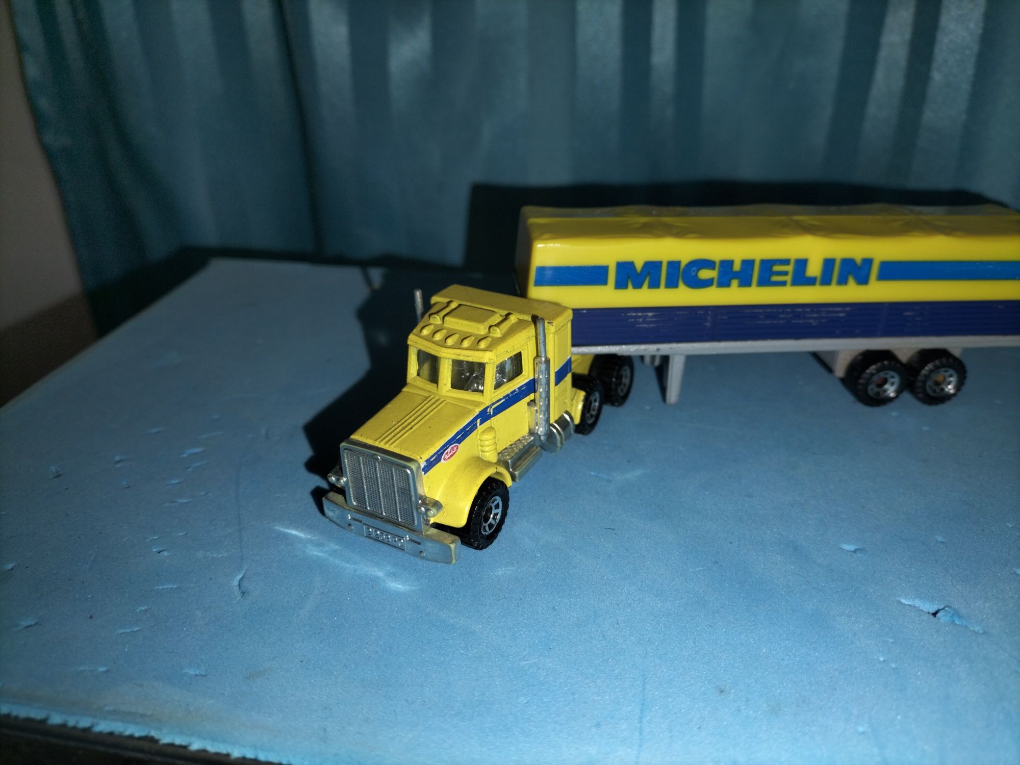 Camião matchbox Michelin