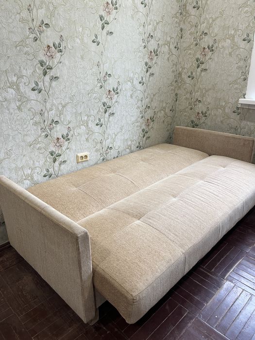 Диван бежевий книжка