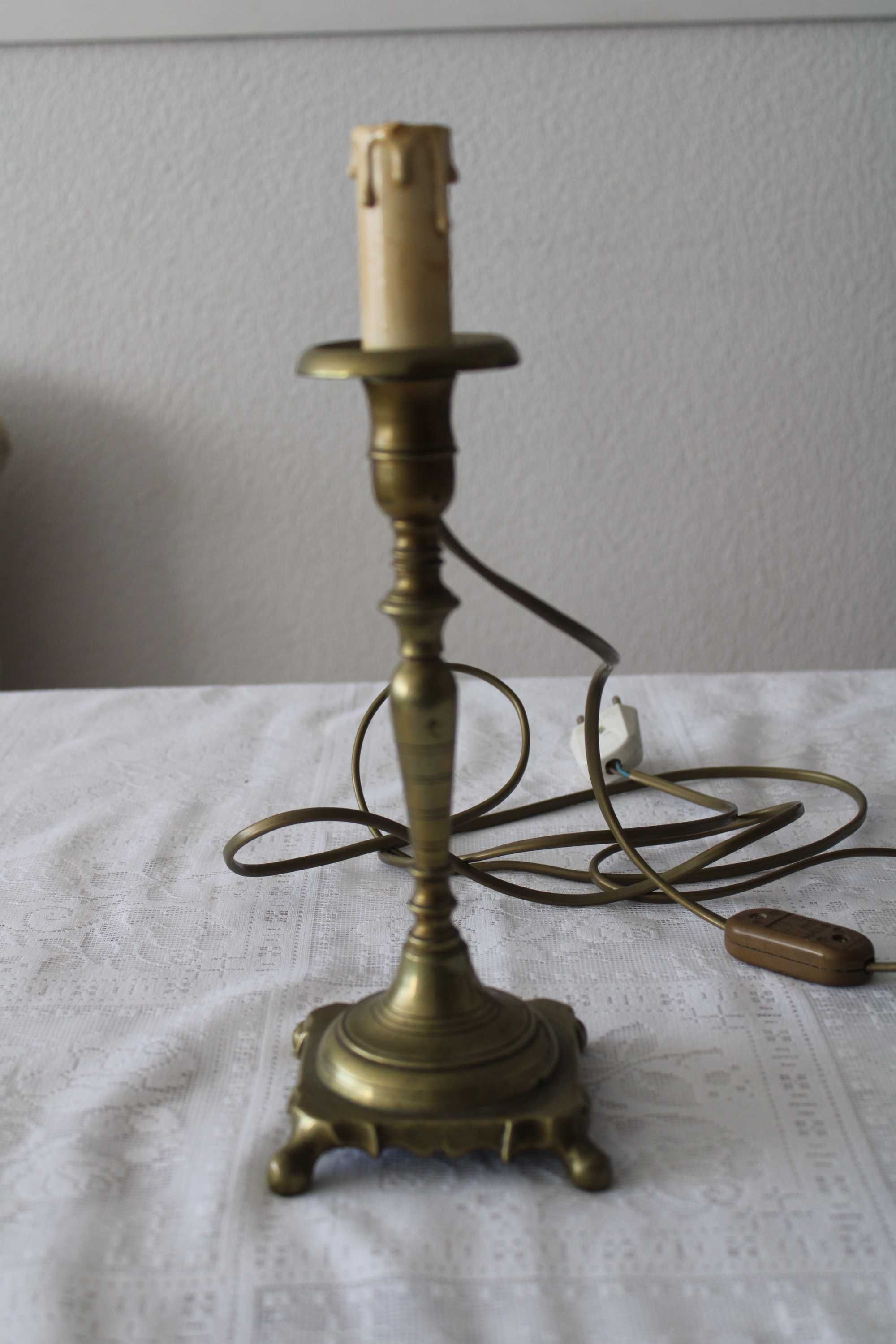 Castiçal em metal amarelo, seculo XVll, eletrificado com abajur