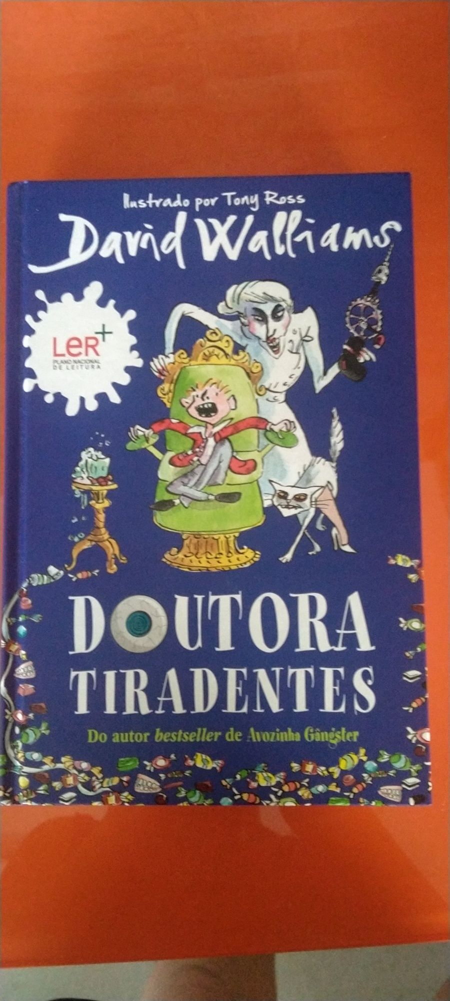 Livro a Doutora tira dentes