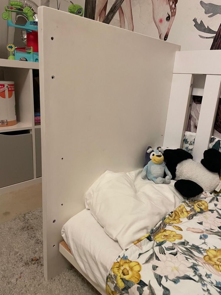 Cama de grades branca para bebé
