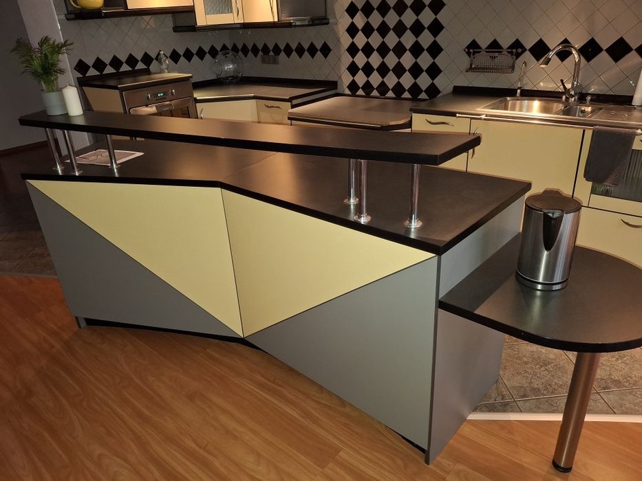 Meble kuchenne z okapem, piekarnikiem i zlewem