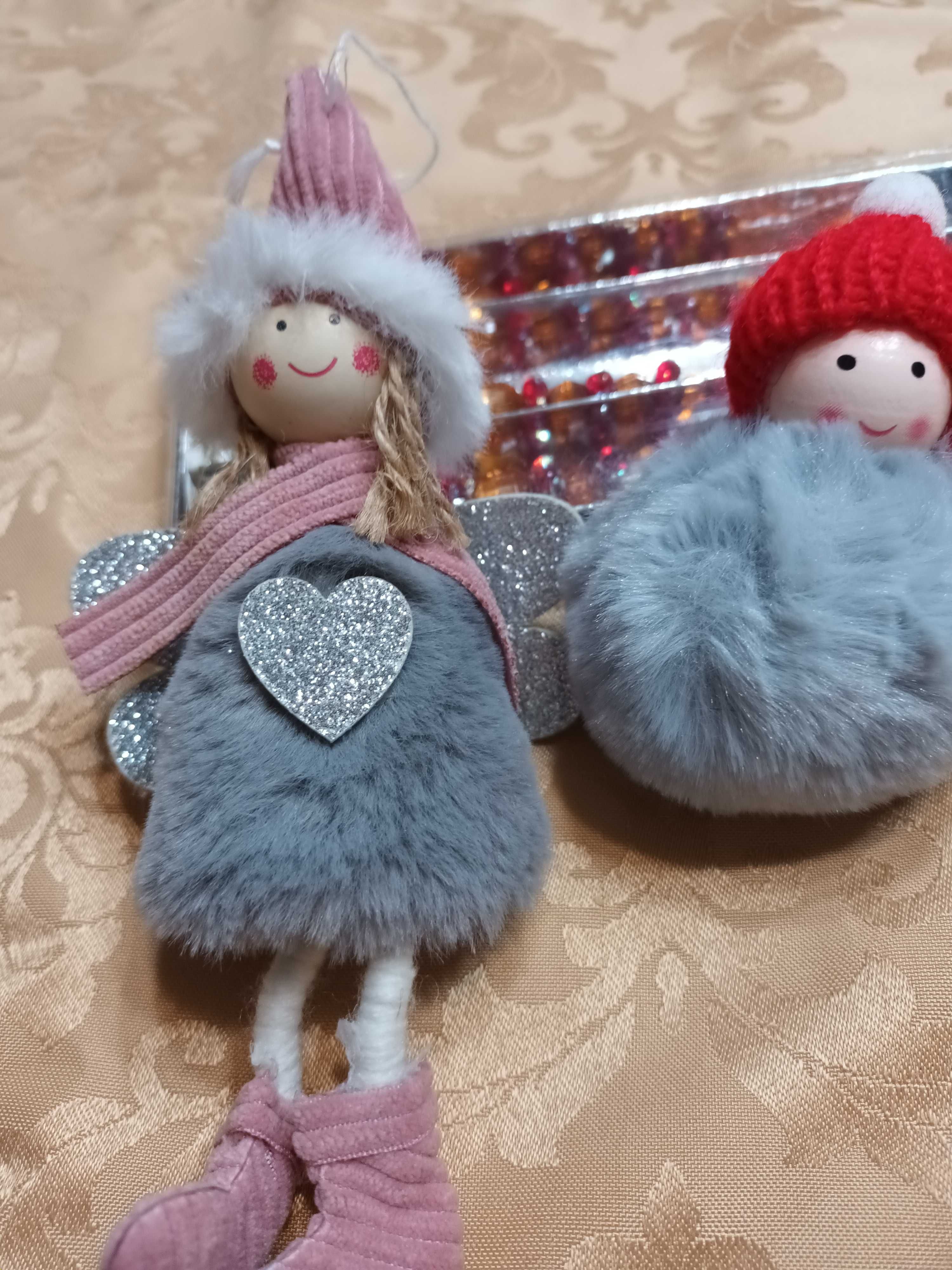 Conjunto de dois bonecos e 3 pingentes
