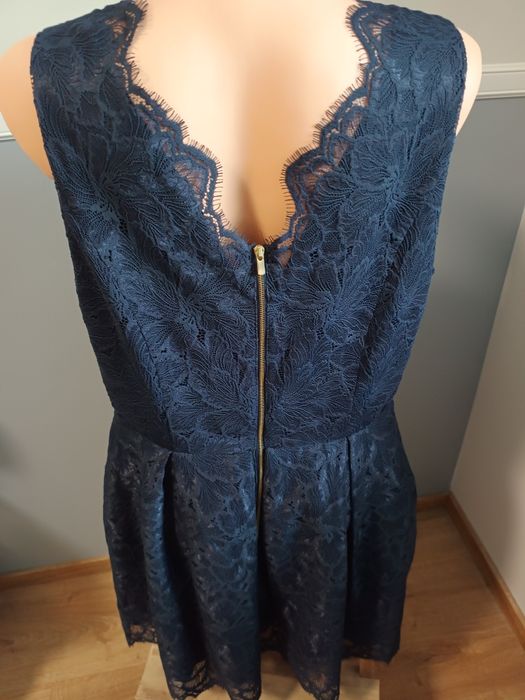 Granatowa koronkowa sukienka H&M 46