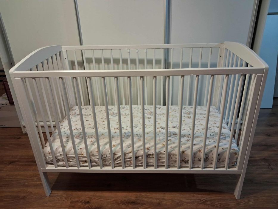 Zestaw dla noworodka: łóżeczko, przewijak i inne