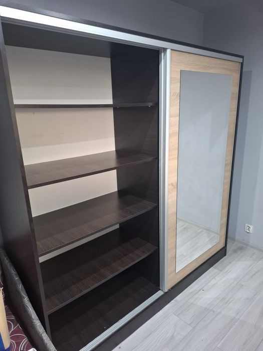 Duża szafa z przesuwanymi drzwiami