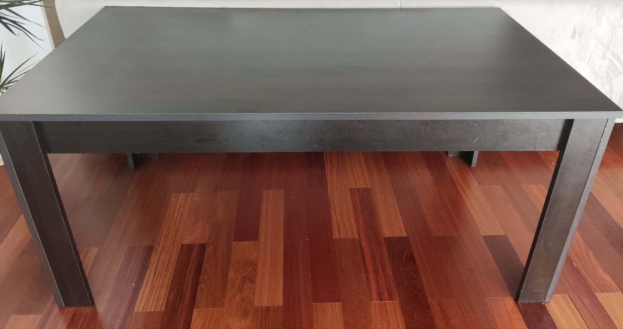 Mesa e cadeiras.