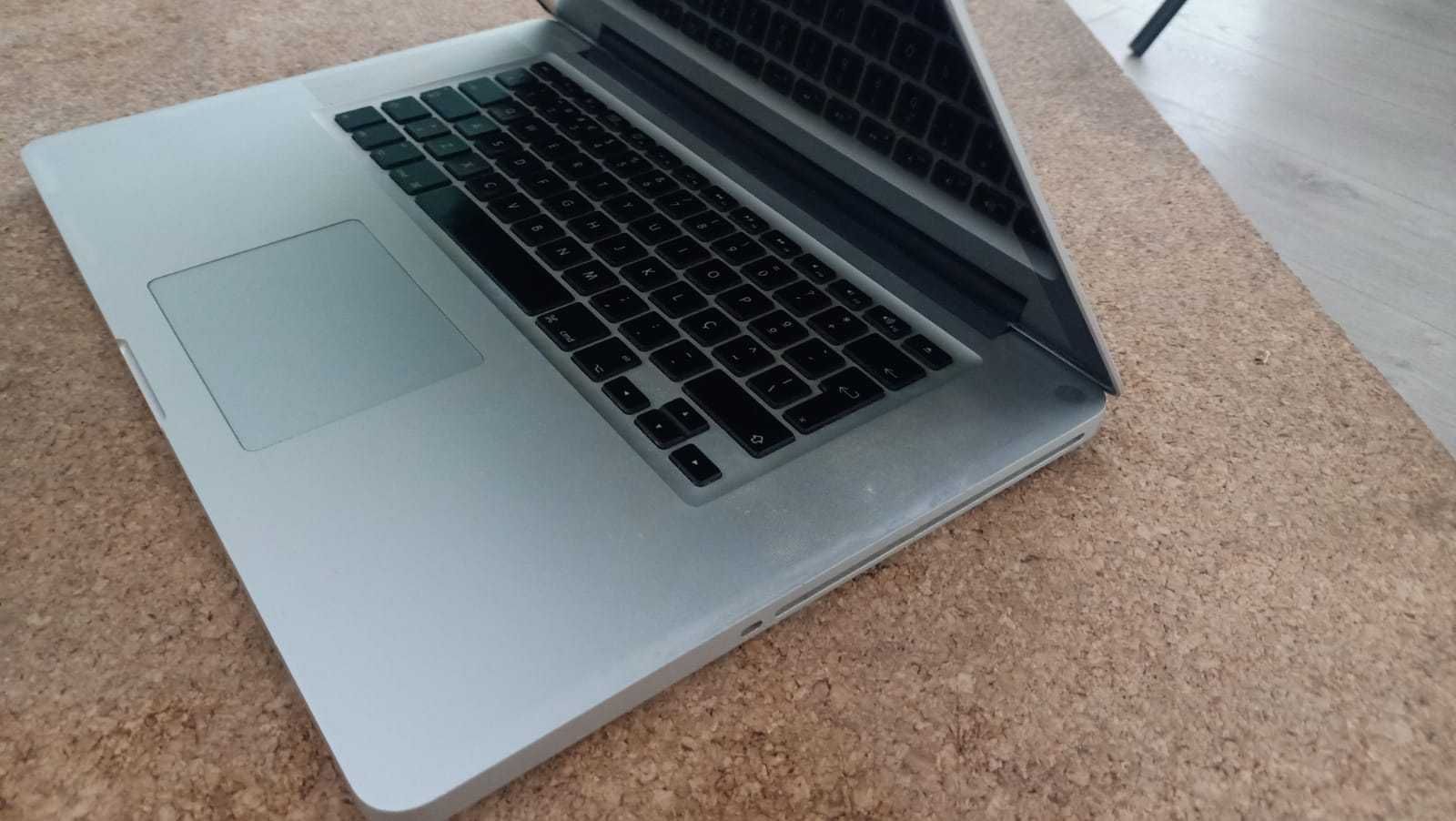 MacBook Pro A1286 para peças – ecrã OK, sem disco