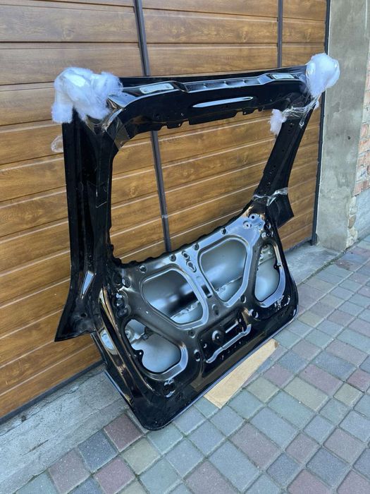 Кришка багажника tesla model Y під фарбування