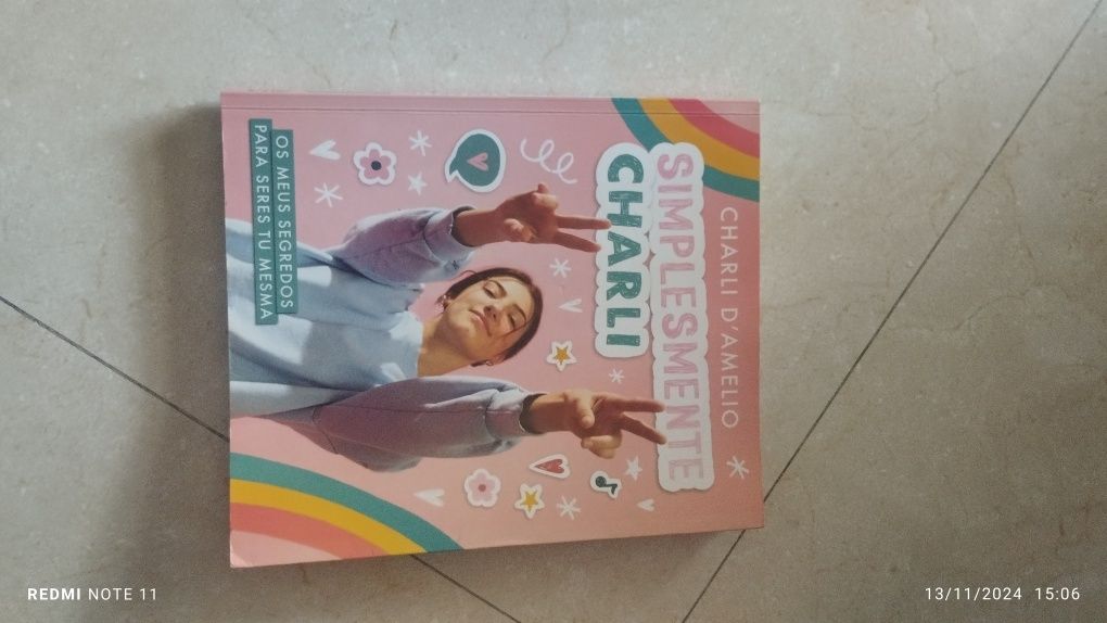 Vendo livro da Charli d Amélio
