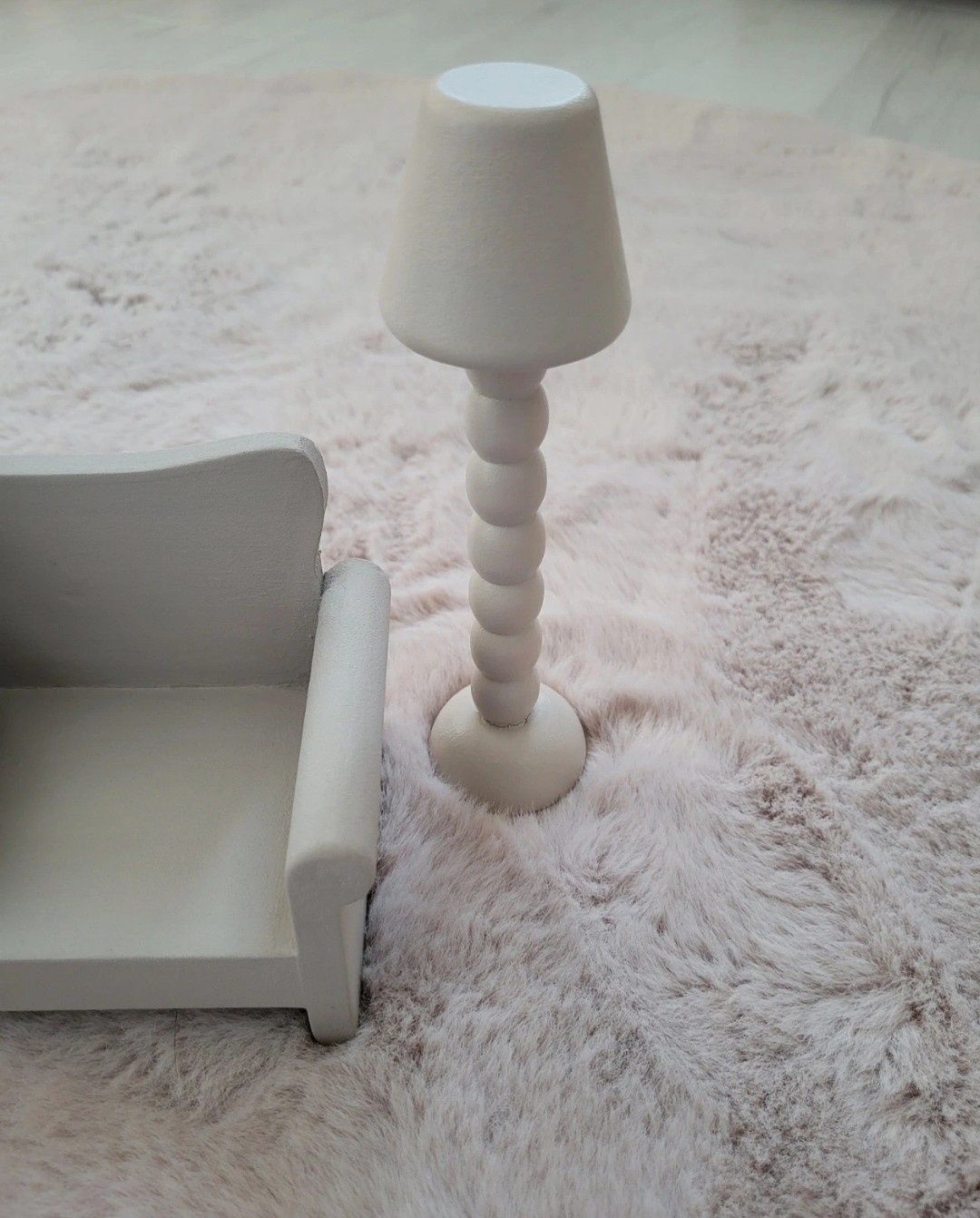 Lampa drewniana stojąca do domku dla lalek myszek Maileg