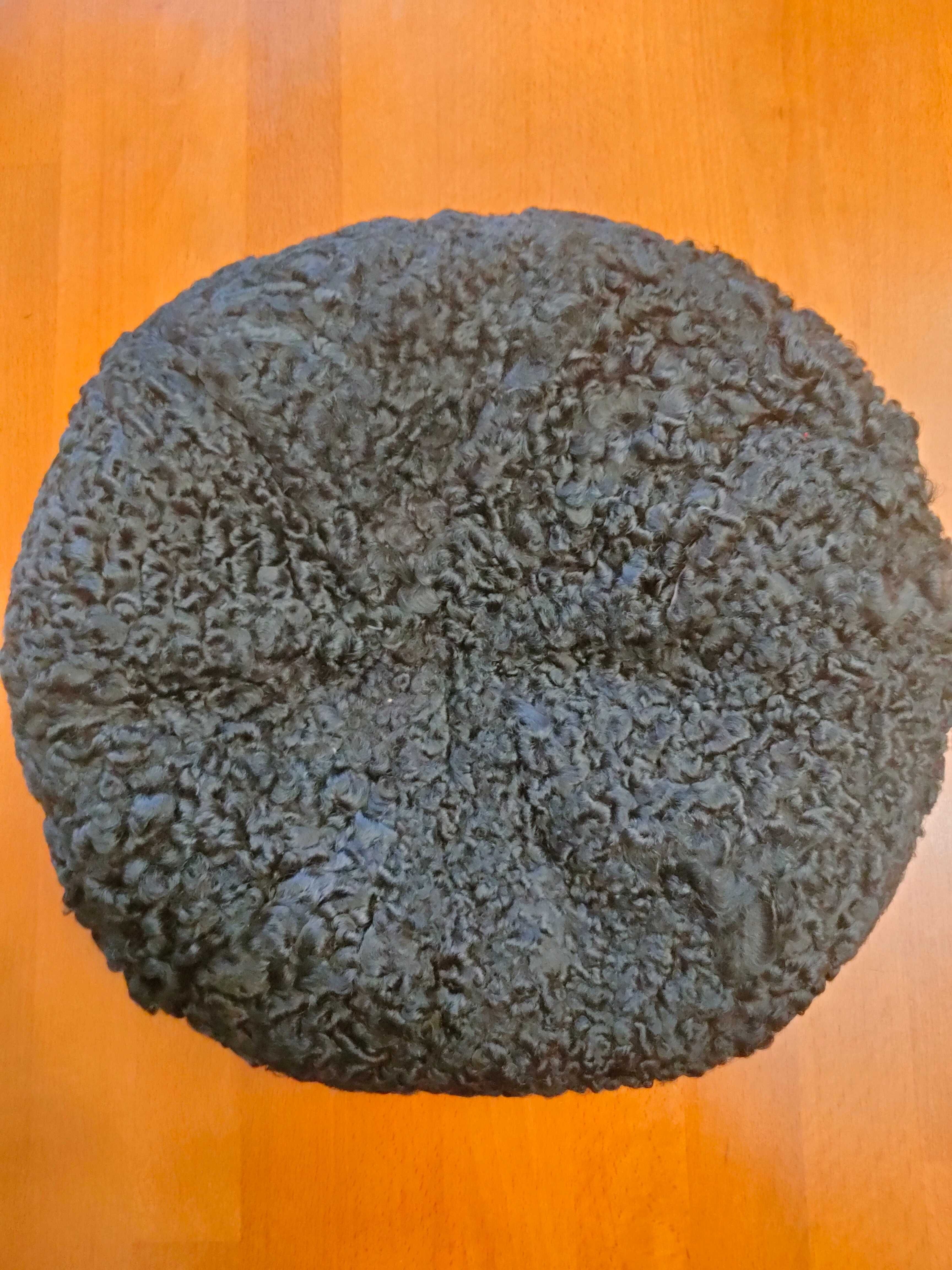 Продам берет из каракуля.