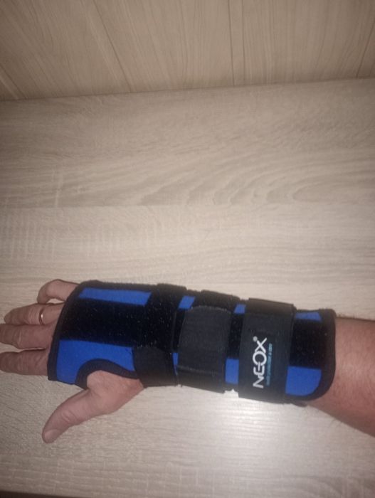 Orteza nadgarstka i śródręcza prawego.