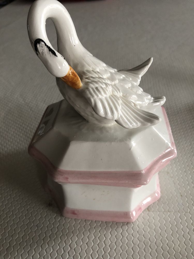 Caixa de cerâmica com cisne