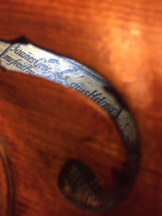 Violino antigo com cabeça personalizada