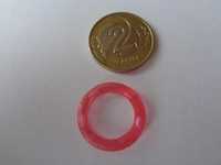 pierścionek różowy z plastiku