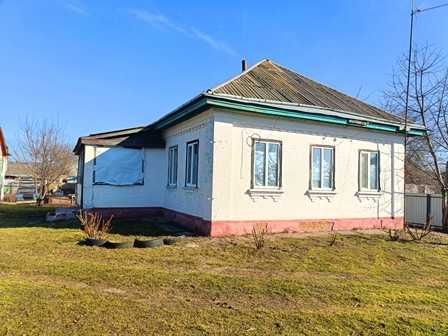 Будинок в центрі с. Лукашівка.