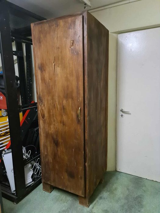 Stara, drewniana szafa z jedną parą drzwi słoniowe nogi