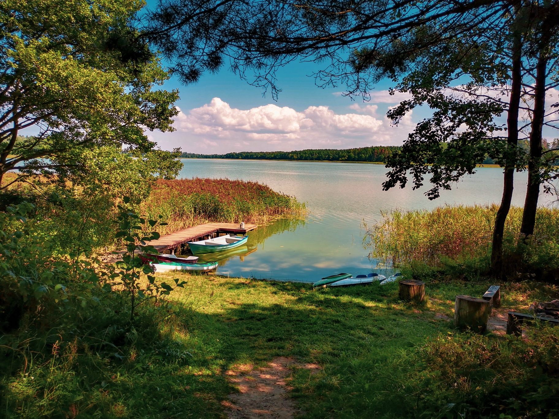 Promocja Mazury linia brzegowa bania kajaki łódki plaża pomost