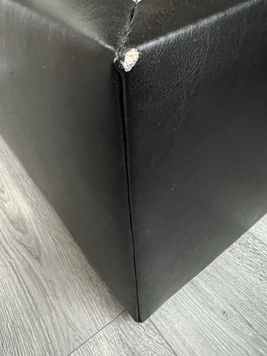 Ліжко двоспальне, чорного кольору з шікірзам.