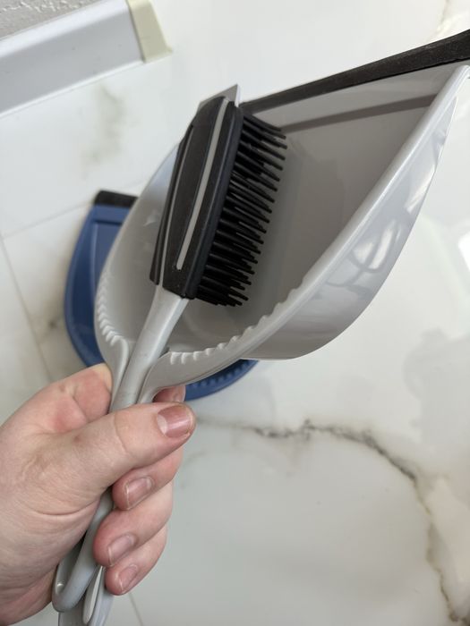 Совок для сміття зі щіткою. Совок з щіткою для прибирання