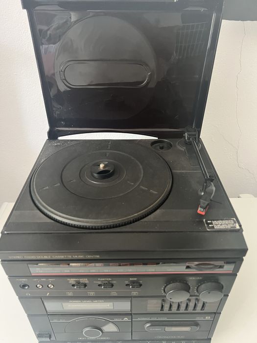Aparelhagem antiga Intron com gira discos