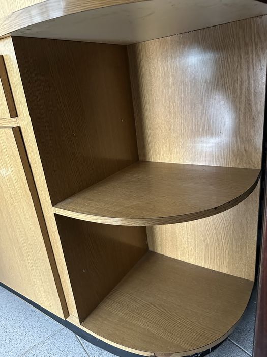 Móvel com prateleiras de arrumação