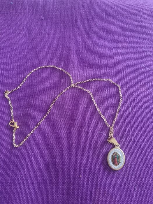 Łańcuszek z wizerunkiem Mateczki z Gwadelupe.