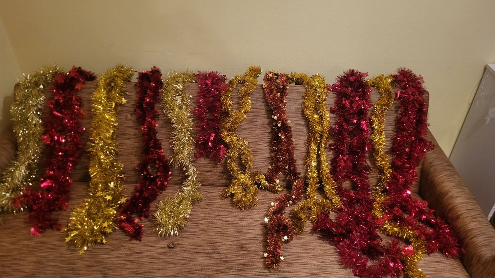 Sztuczna choinka 2m,wygląda jak prawdziwa,wraz z ozdobami,