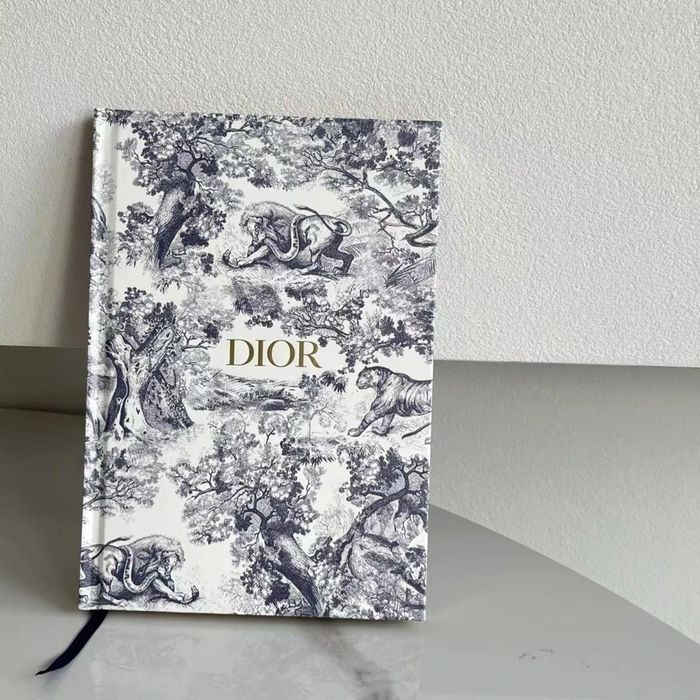 блокнот Dior стильний та дуже гарний