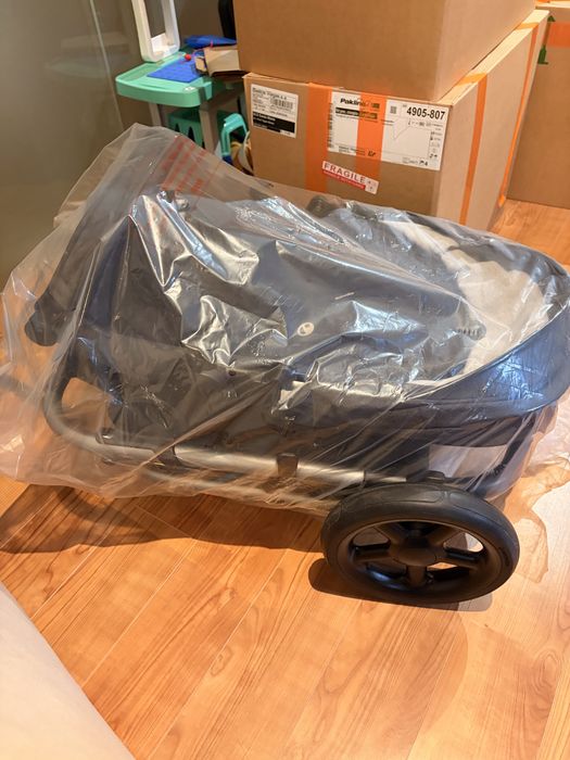 Carrinho de bebe harvey duo cinza, poucas marcas de uso