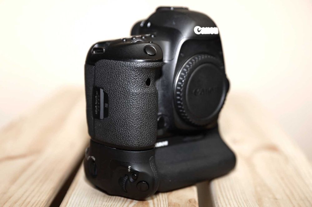 Canon EOS 5D Mk IV + Grip + baterie + karty