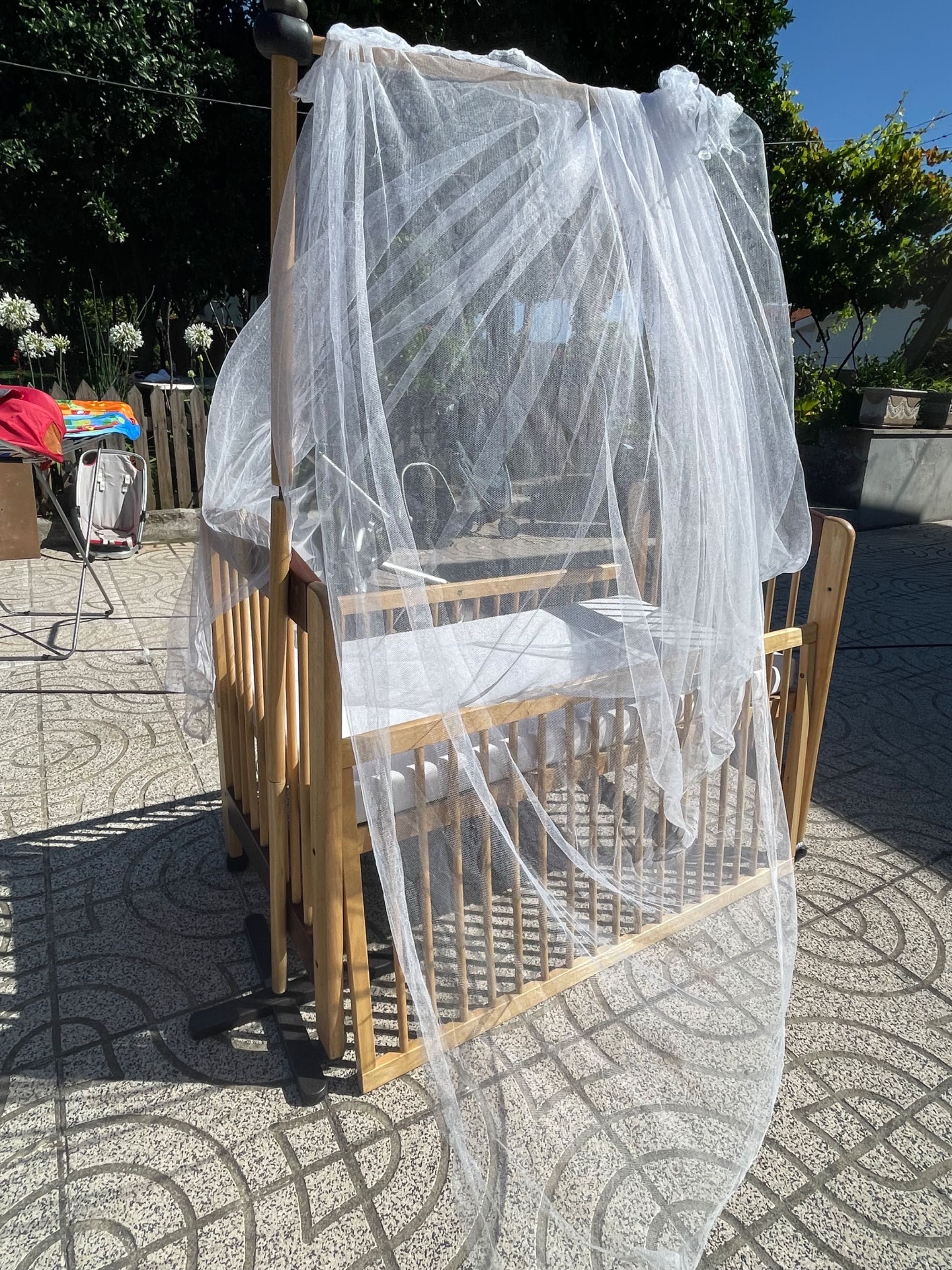 Cama/ berço madeira de criança com colchão