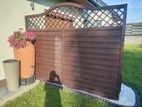 pergola drewniana z doniczkami płotek