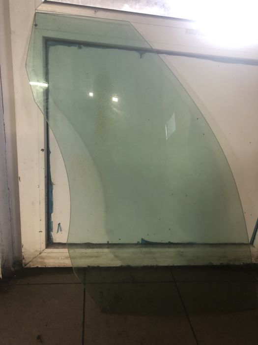 Скло переднє ліве Тігуан