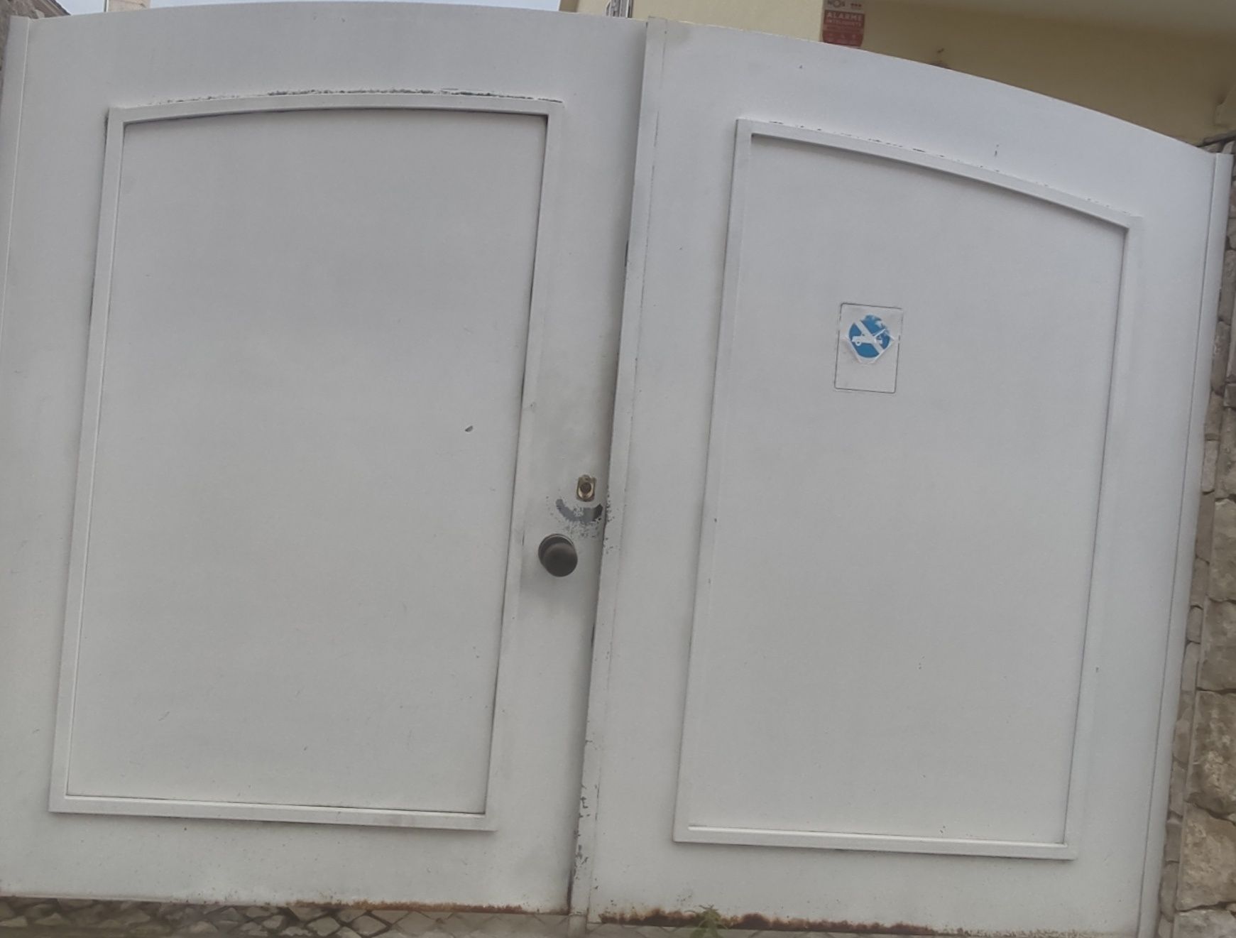 Portão exterior com fechadura