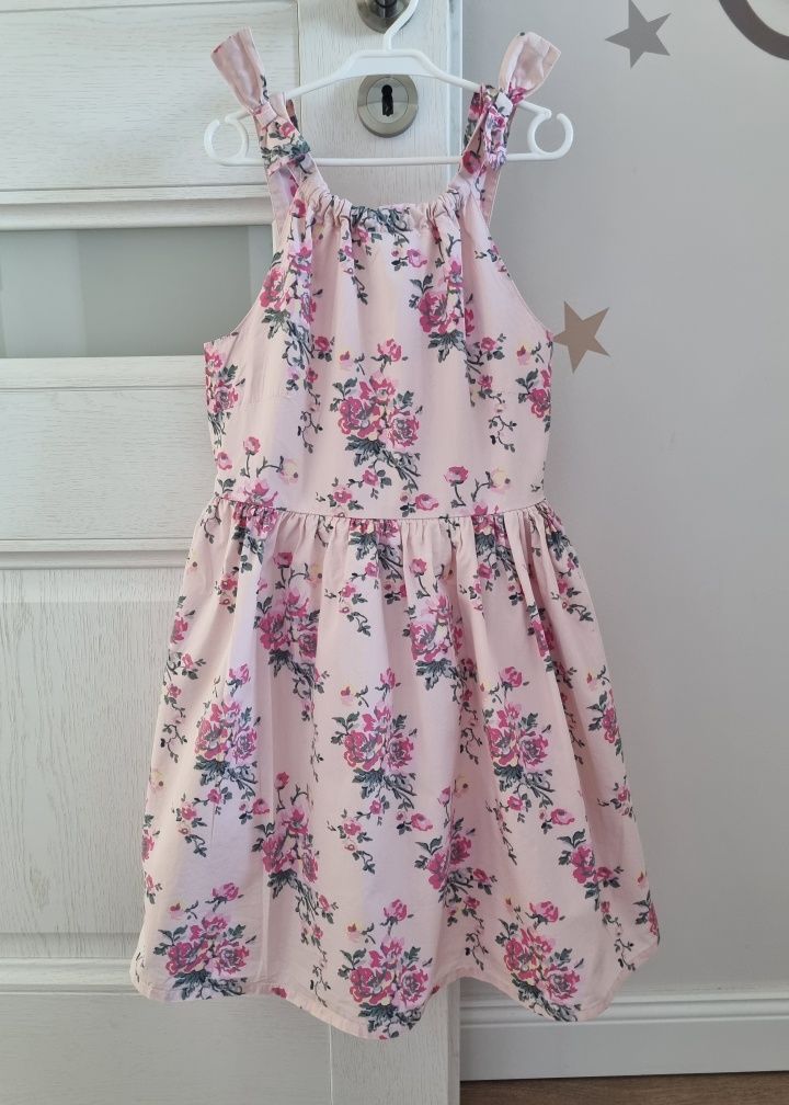 Sukienka w kwiatuszki roz 140cm