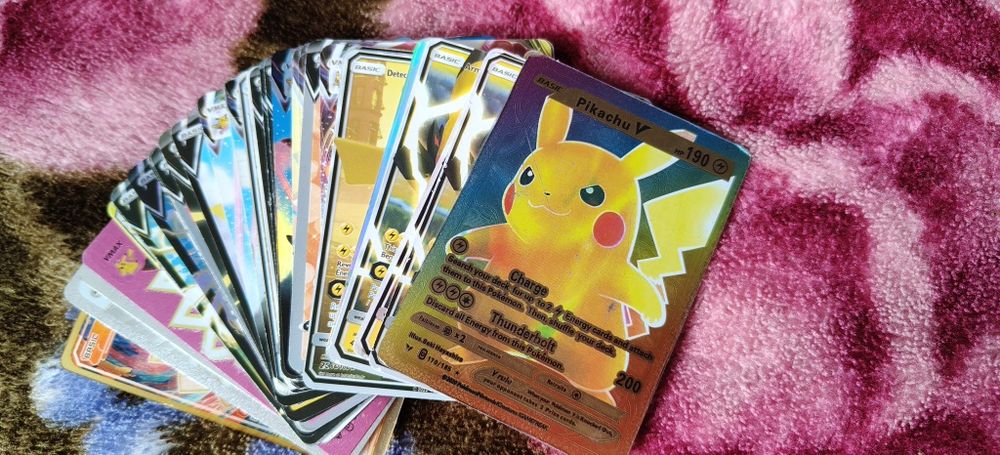 Zestaw 50 kart Pokemon dla fana Pikachu