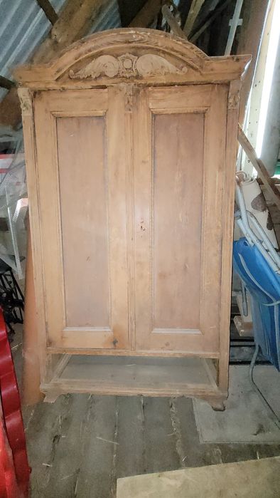 Stara drewniana szafa