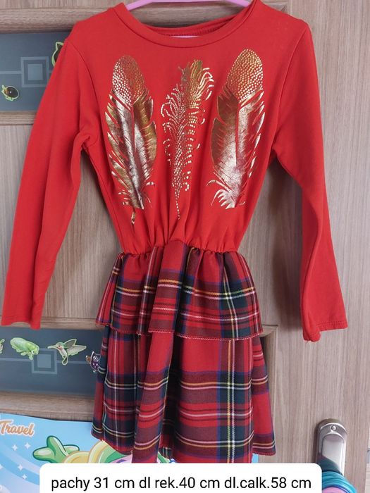 116 Sukienka w pióra i krata czerwona